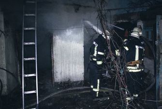 У Києві безхатьки підпалили будівлю: є загиблий