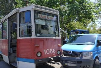 В центре Николаева микроавтобус «поцеловал» трамвай
