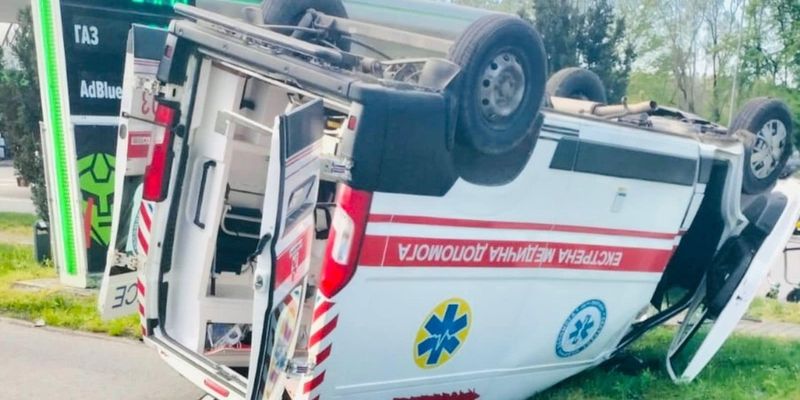 На Франківщині у ДТП перекинувся автомобіль «швидкої допомоги»