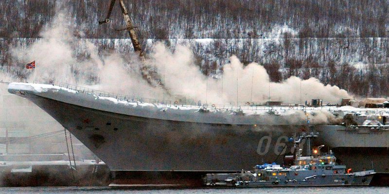 При пожаре на российском корабле "Адмирал Кузнецов" погиб моряк: последние данные, фото и видео