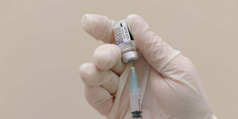 ВОЗ подсчитала, сколько жизней удалось спасти благодаря вакцине от коронавируса