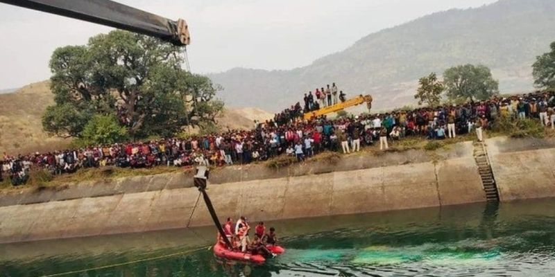 В Индии автобус упал с моста: не менее 40 погибших