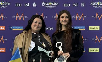 Alyona alyona & Jerry Heil появились на открытии Евровидения 2024 в черных костюмах обшитых ключами