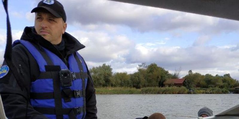 В Одесской области из-за сильно ветра рыбака на моторной лодке накрыло волной