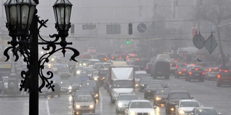 Непогода в Киеве: на дорогах пробки, в работе транспорта произошел сбой