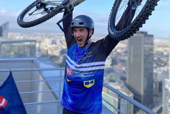 Французский спортсмен на велосипеде взобрался на крышу небоскреба ради благой цели: видео