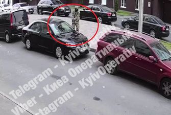 У передмісті Києва невідомий у камуфляжі стріляв у родину, яка саме сідала в авто