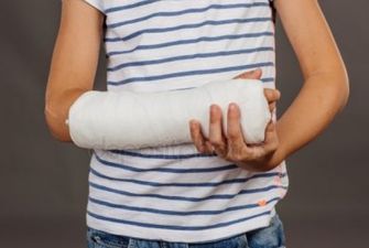 В Закарпатье ребенок сломал обе руки в детсаду, пока воспитатели слушали предвыборную агитацию