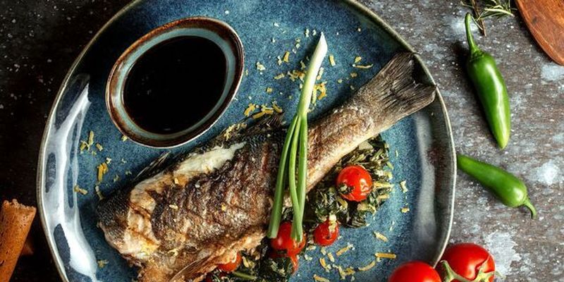 Как вкусно приготовить полезную рыбу с овощами: простой рецепт дорадо