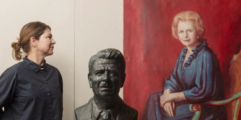 В Британии обнаружили редкие вещи Маргарет Тэтчер: часть из них попала на аукцион