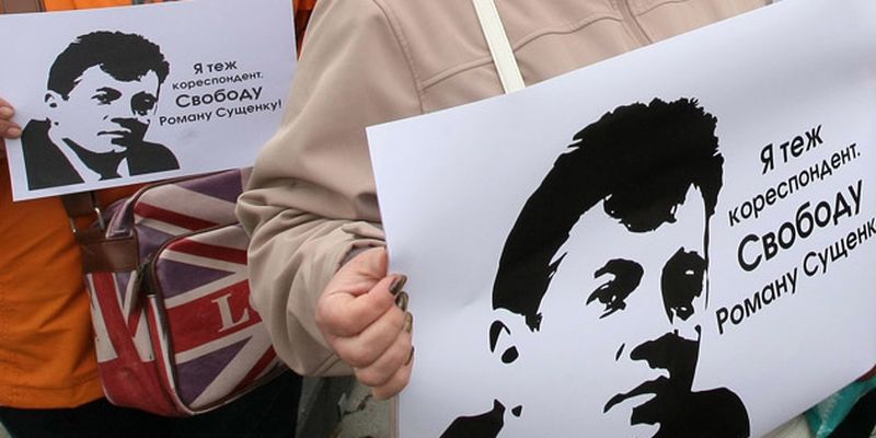 Макрон обещает поговорить с Путиным об освобождении Сущенко