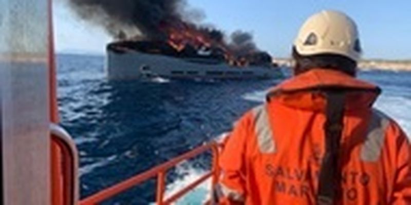 В Испании сгорела яхта стоимостью около $23 млн