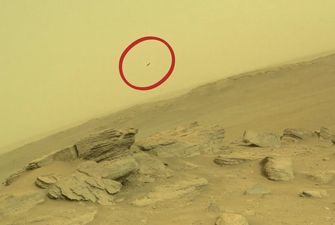 Неопознанный пиксель. На снимках неба Марса увидели "летающую" черную точку
