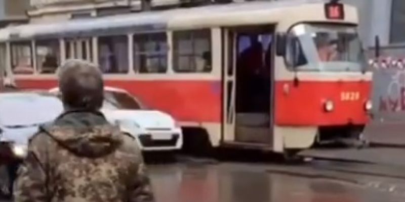 На Подоле в Киеве дорогу не поделили трамвай и такси