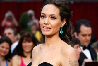 Анджелина Джоли в платье с опасным декольте порадовала мужчин