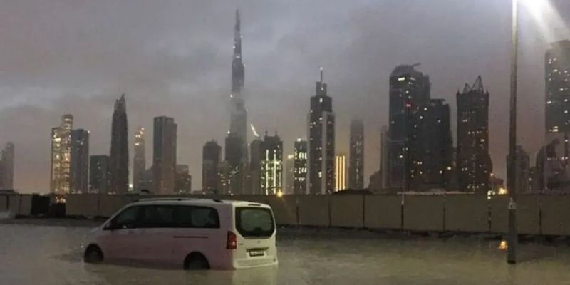 Дубайские небоскребы стоят "по колено" в воде. ВИДЕО