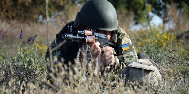 Боевики обстреляли позиции украинских военных на Донбассе: есть погибший и раненый