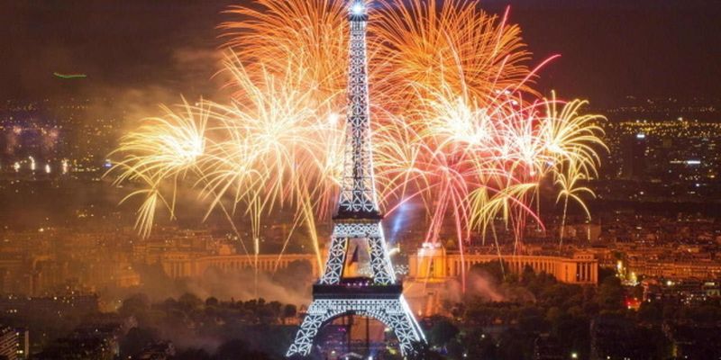 Из-за штамма Омикрон в Париже отменили новогодний фейерверк