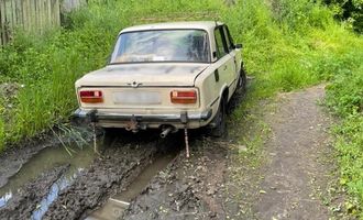 На Харьковщине пьяный угнал авто и застрял в грязи