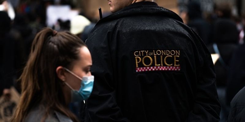 Полиция Британии намерена врываться в дома граждан на Рождество