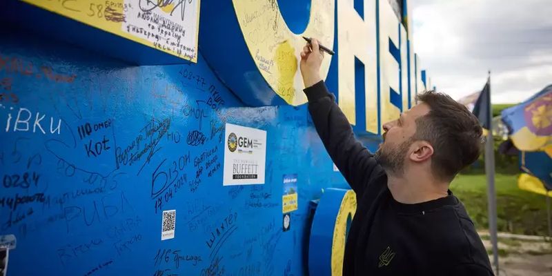 Зеленский расписался на стеле в Донецкой области, которую со скандалом закрасили