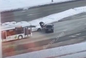В Днепре двое водителей устроили драку прямо на проезжей части: инцидент попал на видео