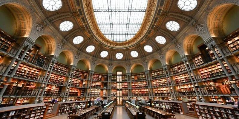 Могли нашкодити читачам: у бібліотеці у Франції виявили смертельно небезпечні історичні книги