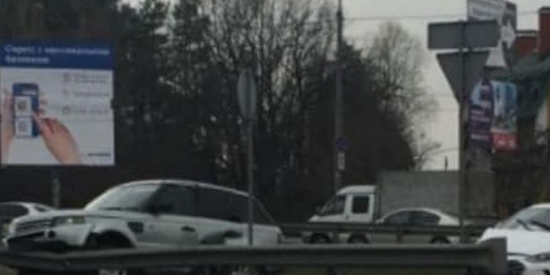 ДТП с Range Rover: на Окружной трассе в Киеве из-за глупого маневра разбились два авто