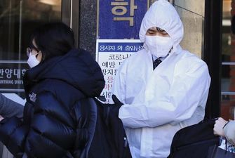 В Китае число жертв коронавируса превысило 2400