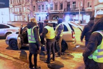 У Києві озброєний "таксист" обдирав пасажирів, як липку - фото та відео