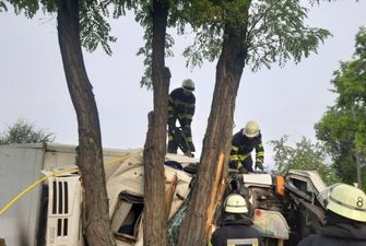 На трасі Харків – Сімферополь вантажівка в'їхала у легковик: є загиблий