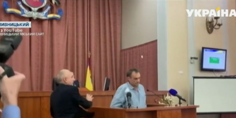 В Кропивницком депутат набросился на мужчину, который выступал в горсовете