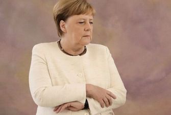 Очередной приступ? Меркель удивила поступком на публике: видео