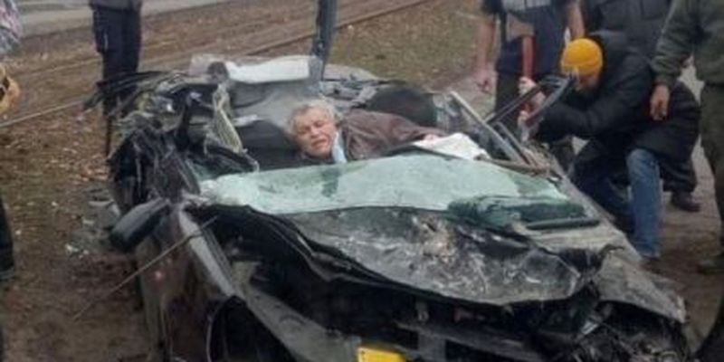 Стало известно о состоянии пенсионера, которого в автомобиле переехал танк оккупантов в Киеве