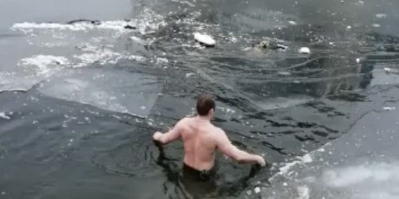 Мужчина спас тонущую в ледяной воде собаку: видео героического поступка