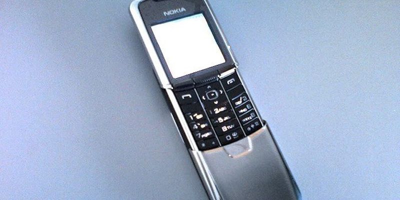 INOI перевыпустил легендарную звонилку Nokia 8800