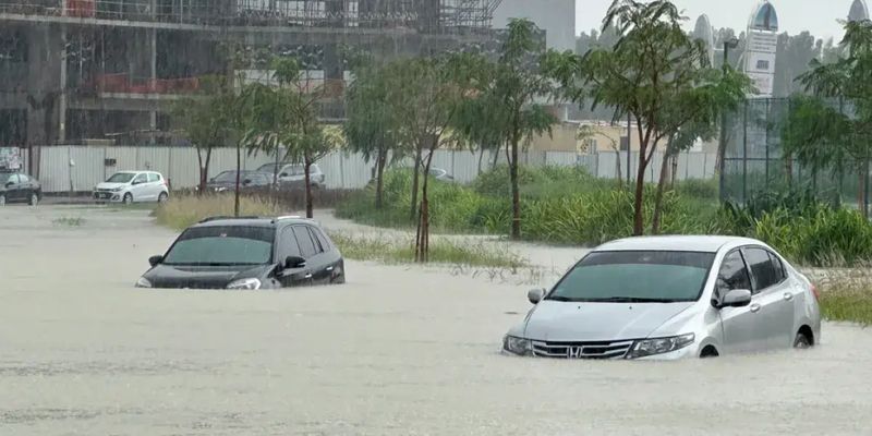 Дубай затопило в результате ливней. Видео