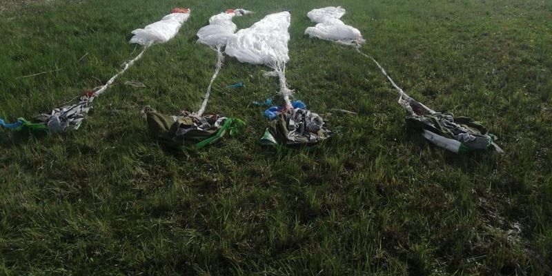 Українські правоохоронці знайшли парашути біля кордону з Росією