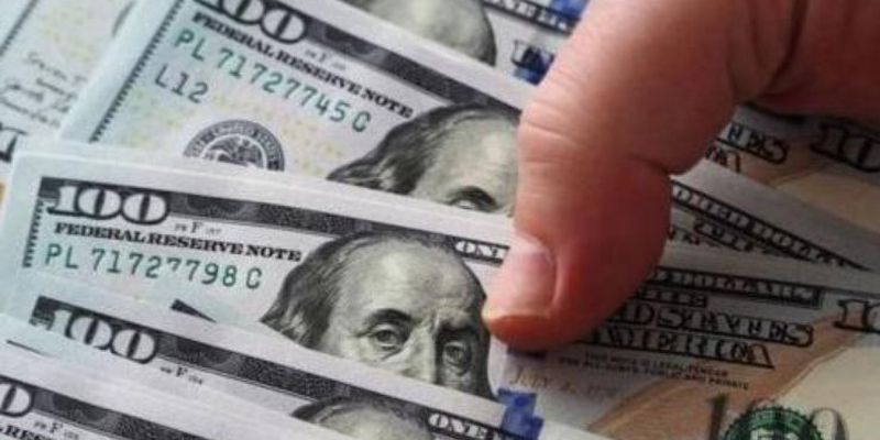 НБУ снизил курс доллара до минимума