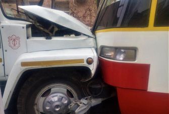 В Одессе трамвай на скорости протаранил автомобиль аварийной службы