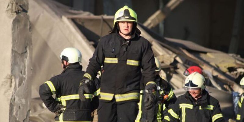 В Луцке пожарные ликвидировали последствия ракетного обстрела предприятия