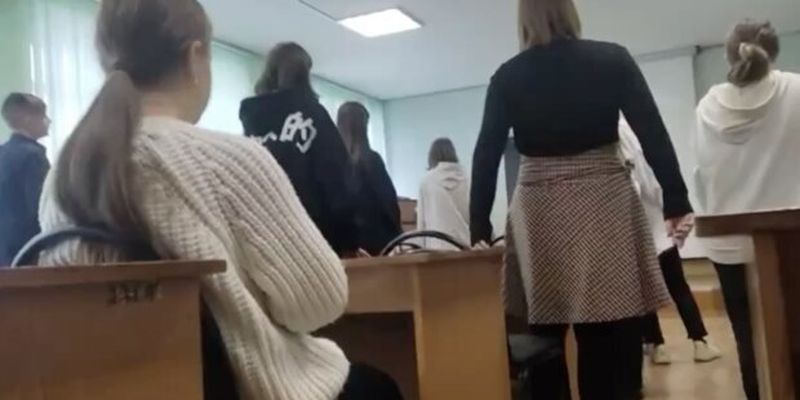 "Слава Украине": в Крыму школьница демонстративно отказалась петь российский гимн, на нее пожаловались