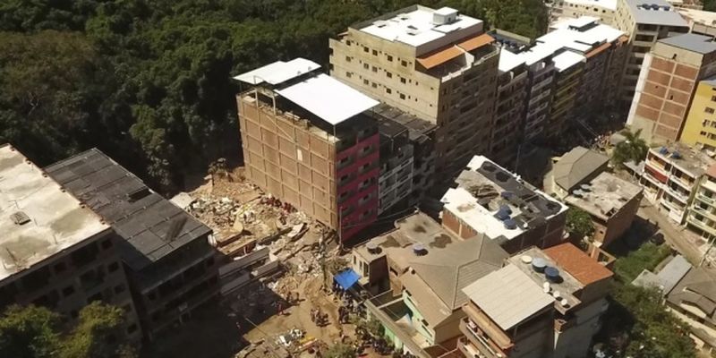 Жертв обрушения домов в Бразилии уже 22