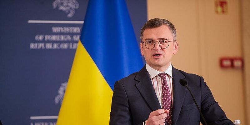 Украинцы за границей без консульских услуг: Кулеба объяснил, что происходит