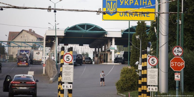 Запрет на выезд мужчин из Украины нарушает Конституцию, — НАПК