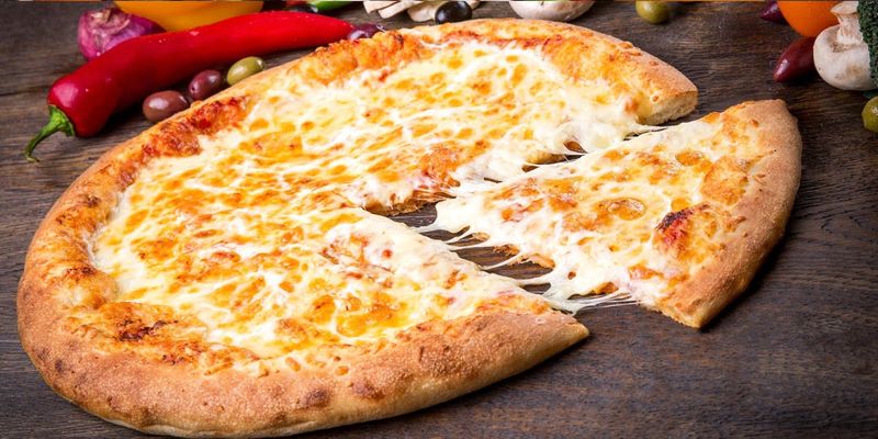 Во Франции ухитрились испечь пиццу с 257 сортами сыра