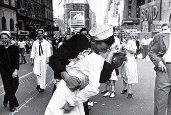У США помер моряк з легендарною фотографії «Поцілунок на Таймс-Сквер»