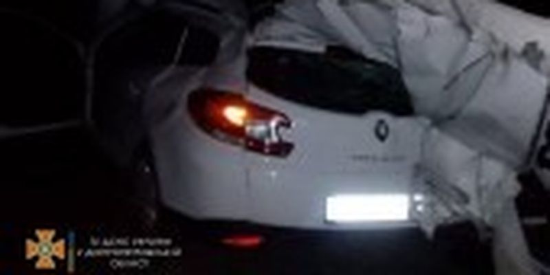 Легковик влетів у припаркований "ЗІЛ" на Дніпропетровщині: троє загиблих