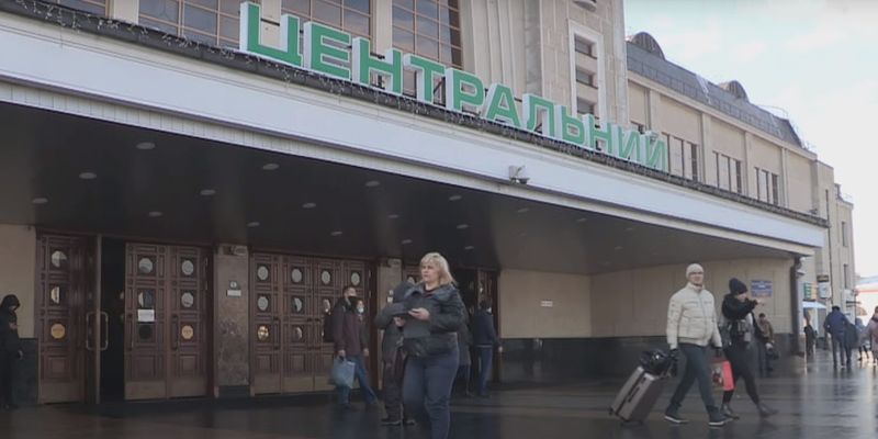 «Укрзализныця» возобновляет движение поездов в «красных» зонах: список станций