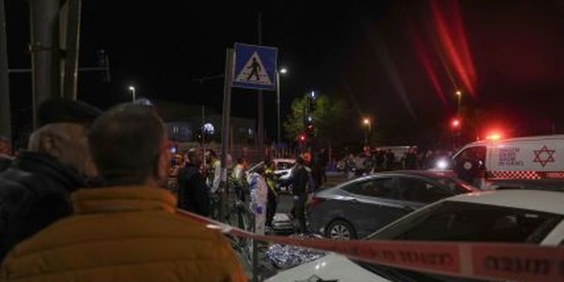 Теракт у синагоги в Иерусалиме унес жизни 7 человек: в арабских районах Израиля устроили празднование